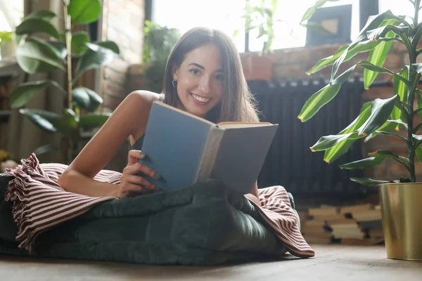 Schule Und Universität Schöne Mädchen Mit Einem Buch Auf Dem — Stockfoto