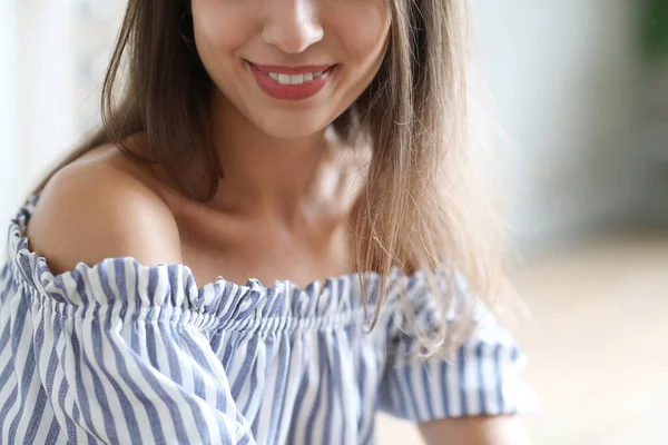 Geniş gülüşlü güzel kadın