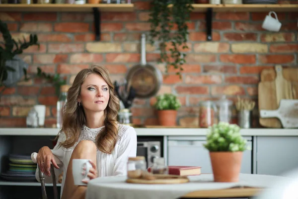Sabahları mutfakta güzel bir kadın