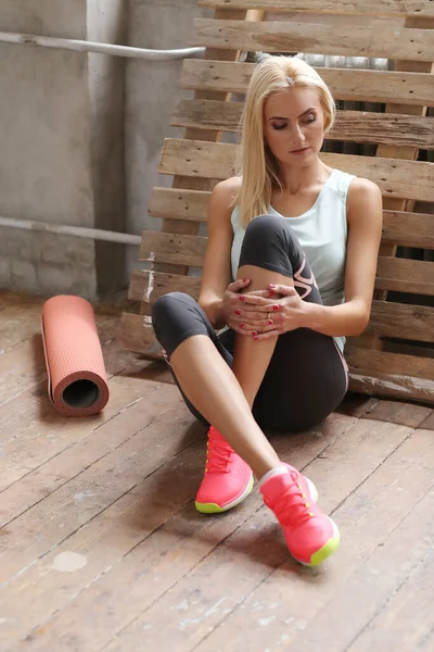 Spor ve egzersiz. Spor salonunda güzel bir kadın