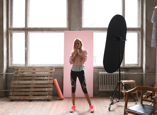 Pembe arka planda güzel bir kız