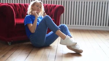 Odadaki rahat koltukta dinlenen genç bir kadın.