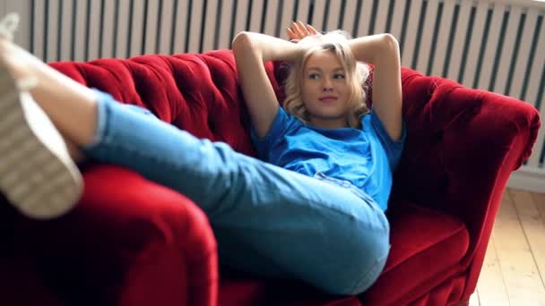 Junge Frau Entspannt Sich Auf Gemütlichem Sofa Zimmer — Stockvideo
