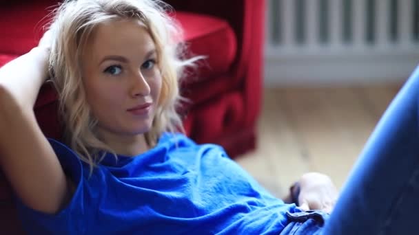 Junge Frau Entspannt Sich Auf Gemütlichem Sofa Zimmer — Stockvideo
