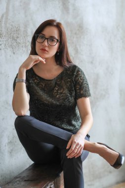 Moda ve tarz. Gözlüklü kadın