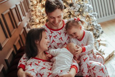 Noel kutlama etkinliği sırasında Lovely aile