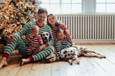 Noel kutlama etkinliği sırasında Lovely aile