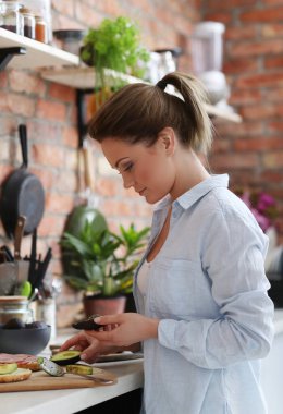 - Eve. Mutfakta genç bir kadın.