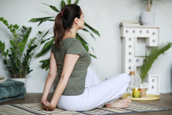 Yoga Mujer Haciendo Yoga Casa — Foto de Stock