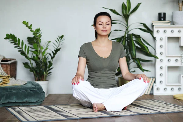 Yoga Mujer Haciendo Yoga Casa — Foto de Stock