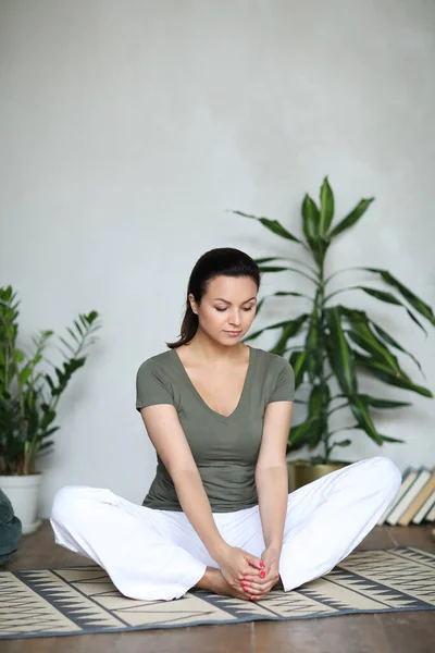 Yoga Mujer Haciendo Yoga Casa — Foto de Stock