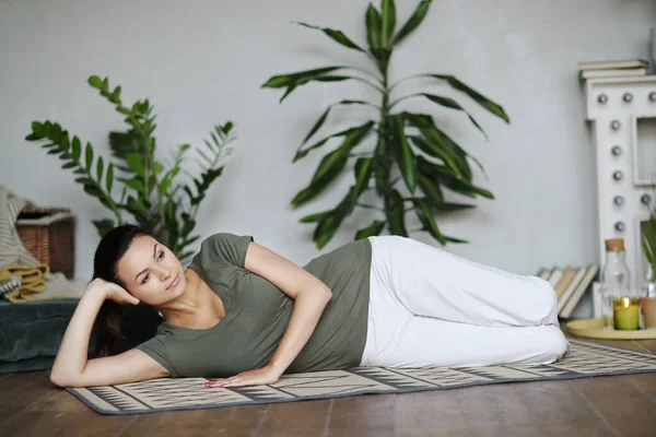 Yoga Evde Yoga Yapan Bir Kadın — Stok fotoğraf
