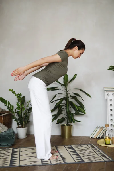 Yoga Mulher Fazendo Ioga Casa — Fotografia de Stock