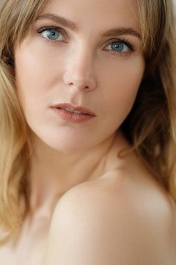 Güzellik. Güzel bir kadın, geniş gülümsemeli.