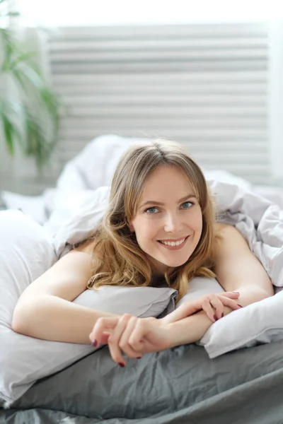 Bom Dia Mulher Encantadora Cama — Fotografia de Stock