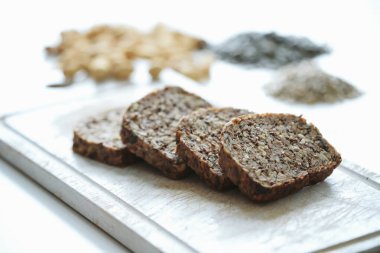 Susamlı ve baharatlı ızgara biftek.