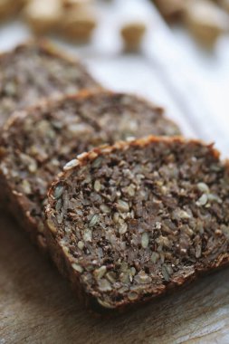 Susamlı çavdar ekmeği ve keten tohumu.