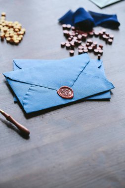 Ahşap bir arka planda alyanslar