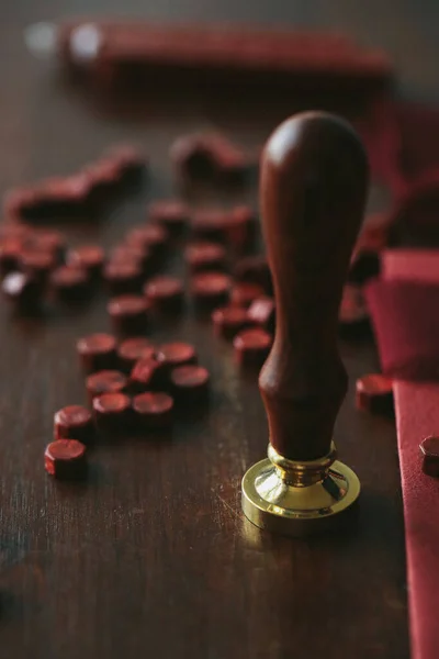 Primo Piano Martelletto Legno Con Nastro Rosso Sfondo Bianco — Foto Stock