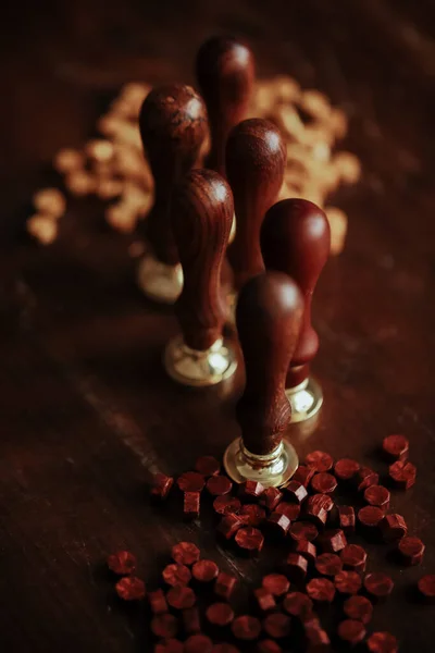 Primo Piano Tavolo Legno Con Nastro Rosso Sfondo Scuro — Foto Stock