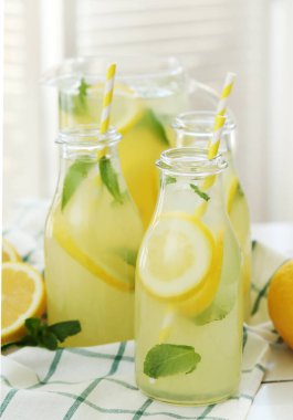 Limonata. Masada içecek bir şeyler var.