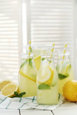 Limonata. Masada içecek bir şeyler var.