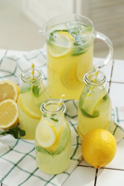 Limonata. Masada içecek bir şeyler var.