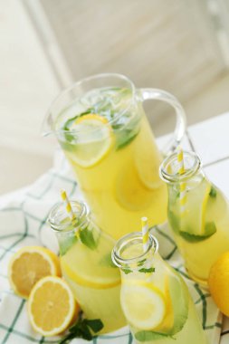 Limonata. Masada içecek bir şeyler var.