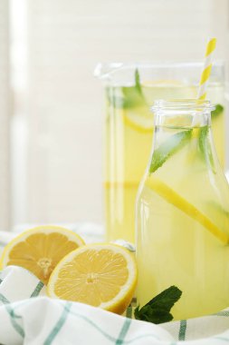 Limonata. Masada içecek bir şeyler var.