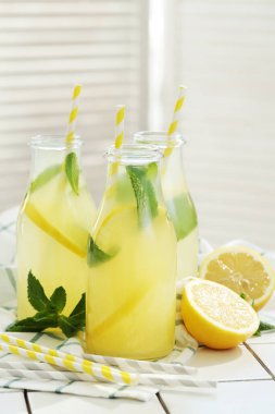 Limonata. Masada içecek bir şeyler var.