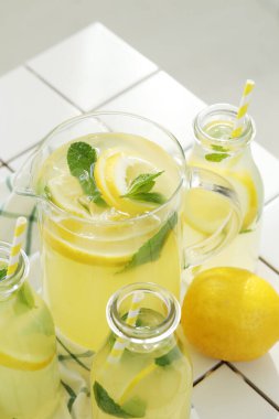 Limonata. Masada içecek bir şeyler var.