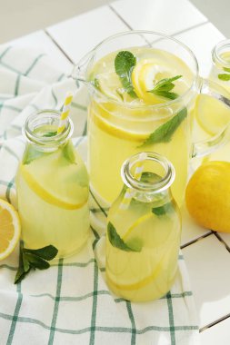 Limonata. Masada içecek bir şeyler var.
