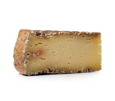 İzole edilmiş. Beyaz arkaplanda peynir