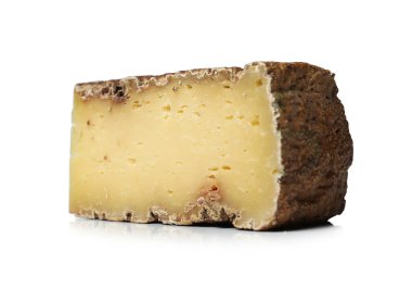 İzole edilmiş. Beyaz arkaplanda peynir