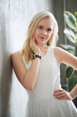 Yaşam tarzı ve dinlenme. Beyaz elbiseli güzel kadın.