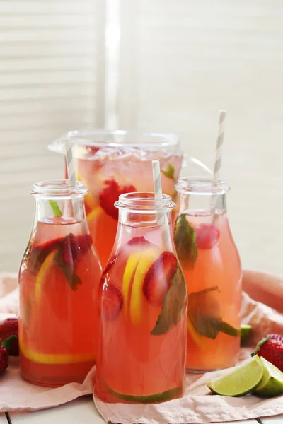 Limonade Erfrischendes Getränk Auf Dem Tisch — Stockfoto