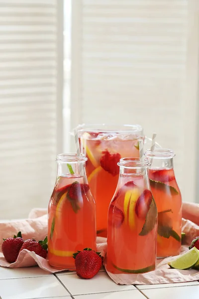 Limonade Erfrischendes Getränk Auf Dem Tisch — Stockfoto