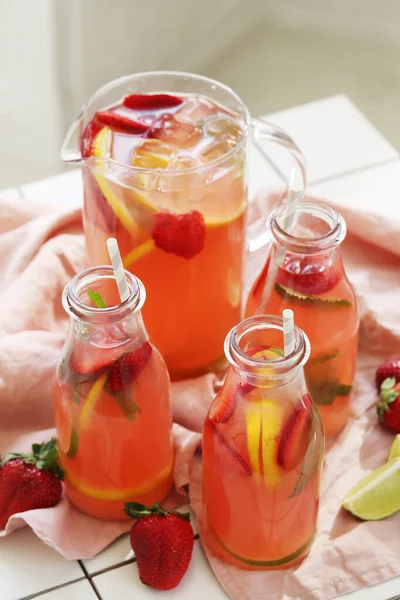 Limonade Erfrischendes Getränk Auf Dem Tisch — Stockfoto