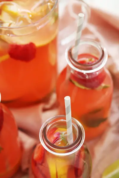 Limonade Erfrischendes Getränk Auf Dem Tisch — Stockfoto