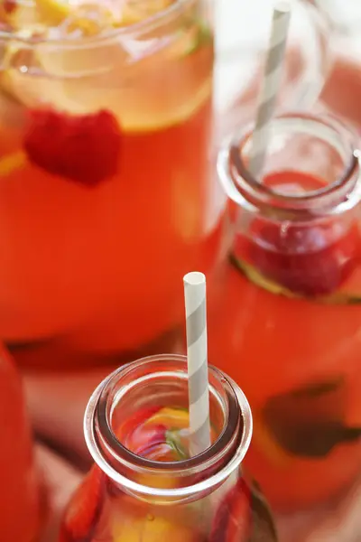 Limonade Erfrischendes Getränk Auf Dem Tisch — Stockfoto