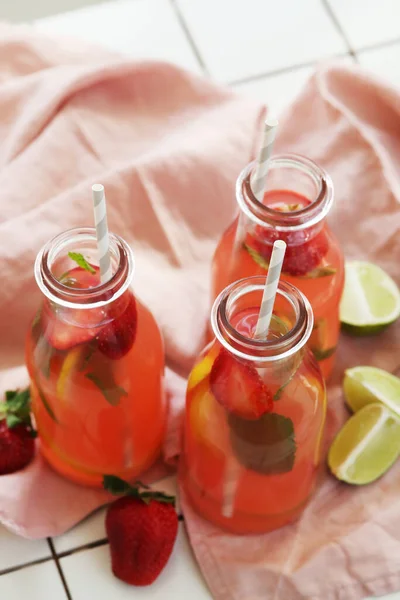 Limonade Erfrischendes Getränk Auf Dem Tisch — Stockfoto