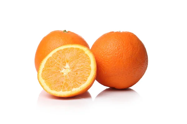 Geïsoleerd Sinaasappels Een Witte Achtergrond — Stockfoto