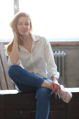 Yaşam tarzı. Evdeki güzel kız.