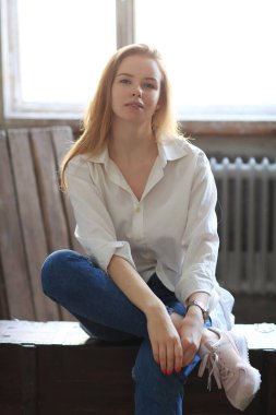 Yaşam tarzı. Evdeki güzel kız.