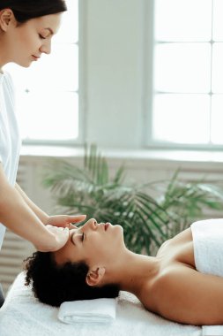 Güzellik ve vücut bakımı. SPA salonundaki kadın.