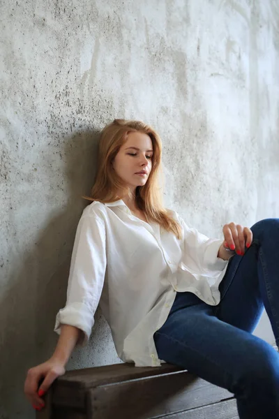 Schöne Mädchen Weißem Hemd Auf Einer Betonwand Hintergrund — Stockfoto