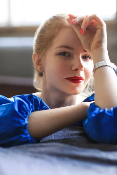 Menina Bonita Vestido Azul — Fotografia de Stock