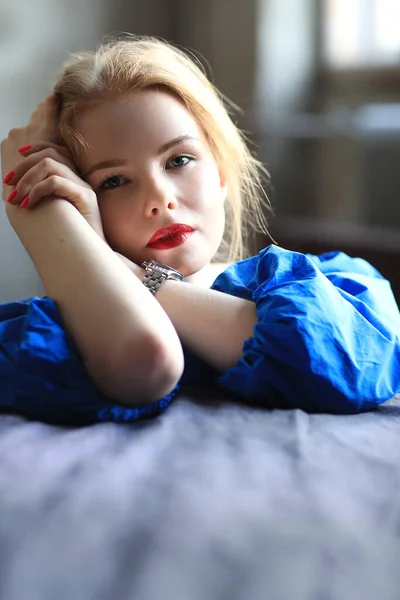 Menina Bonita Vestido Azul — Fotografia de Stock