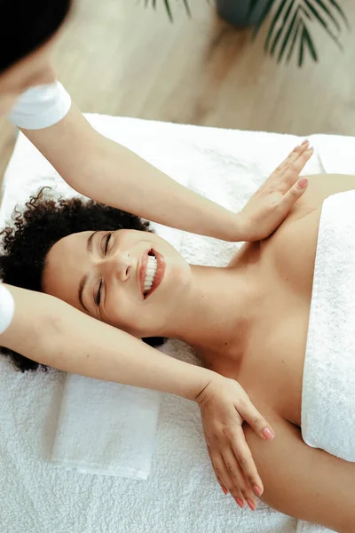 Bellezza Cura Del Corpo Donna Nel Salone Spa — Foto Stock