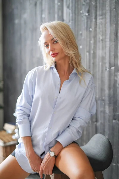 Lifestyle Mooie Vrouw Blauw Shirt — Stockfoto